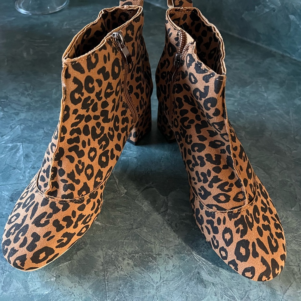 Brown and Black Ankle Boots with Sleek Silhouette
